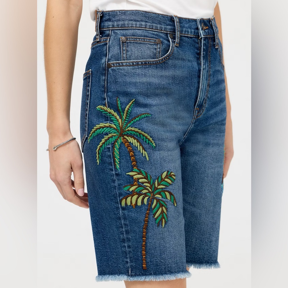 Johnny Was  Embroidered Bermuda Blue Jeans.  26. NWT.